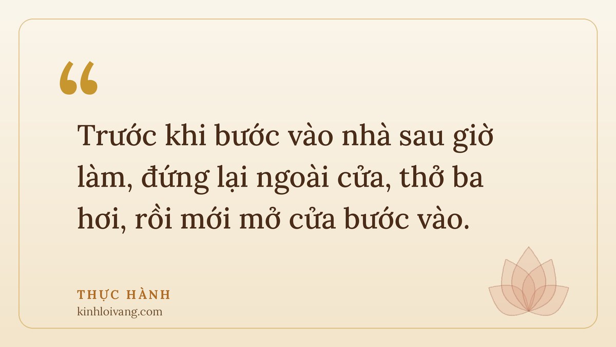 chánh niệm hằng ngày - Thực hành: Trước khi bước vào nhà sau giờ làm, đứng lại ngoài cửa, thở ba hơi, rồi mới mở cửa bước và